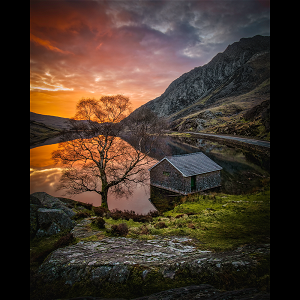 Sunrise at Llyn Ogwen in the Eryri / Snowdonia National Park, Wales.
